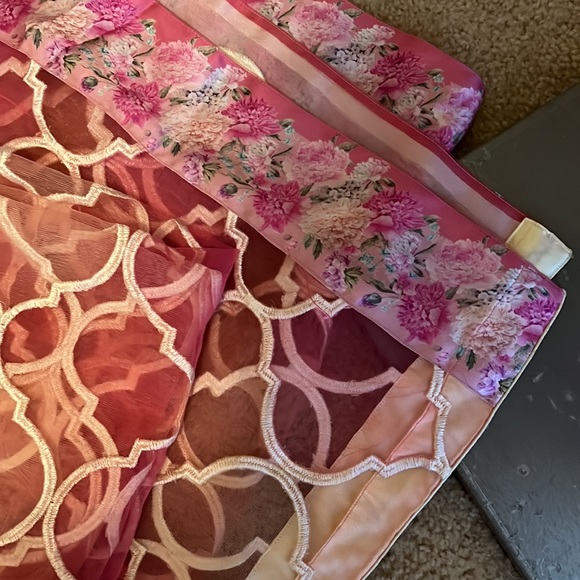 Designer lawn shalwar Kameez(only dupatta and shirt) - Picture 5 of 5